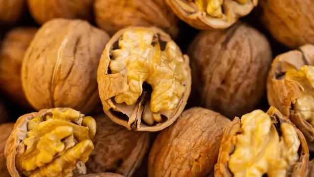 فوائد الجوز الصحية وأهميته في النظام الغذائي