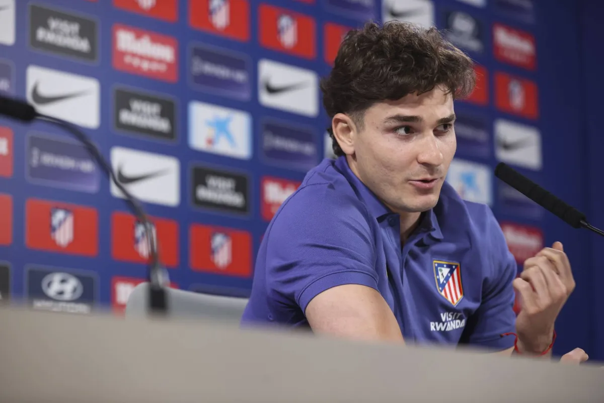 ألفاريز يتجاهل شائعات انتقاله إلى برشلونة وآرسنال