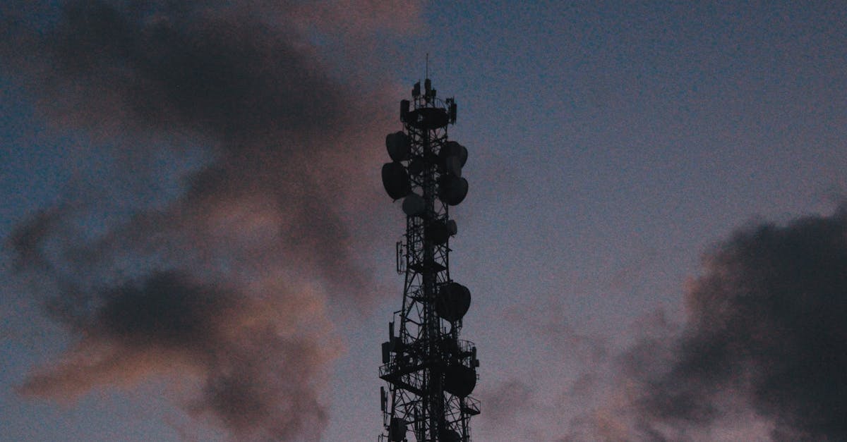 إصابة شخصين في هجوم صاروخي إيراني على مكتب ثريا للاتصالات