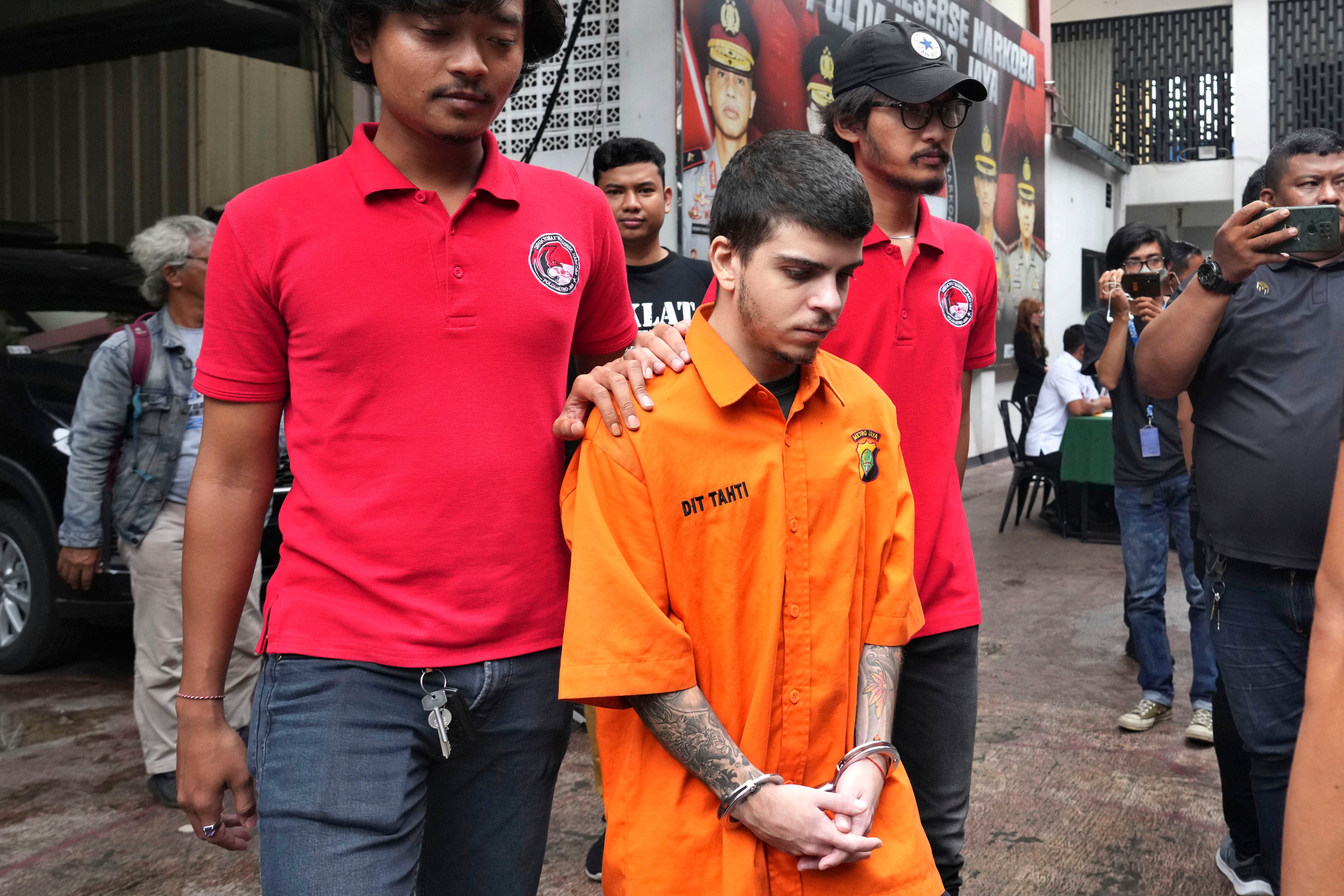 الشرطة الإندونيسية تعتقل 14 متهماً بتجارة الأدوية المخدرة