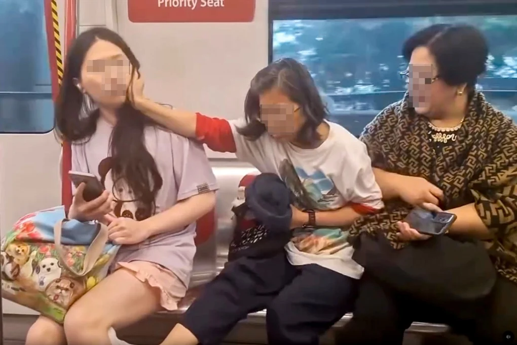 Affrontement entre une femme âgée et une jeune femme dans un train