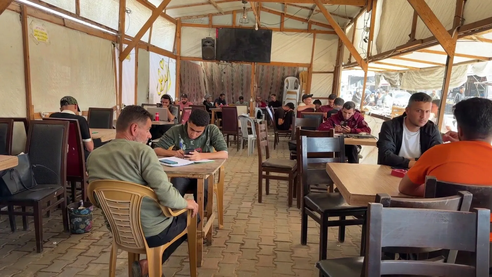 انقطاع الإنترنت في غزة وتأثيره على الحياة اليومية