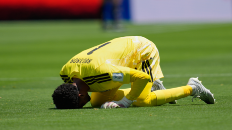 حارس قطر يتأثر بعد فوزه بجائزة أفضل لاعب في مباراة سويسرا