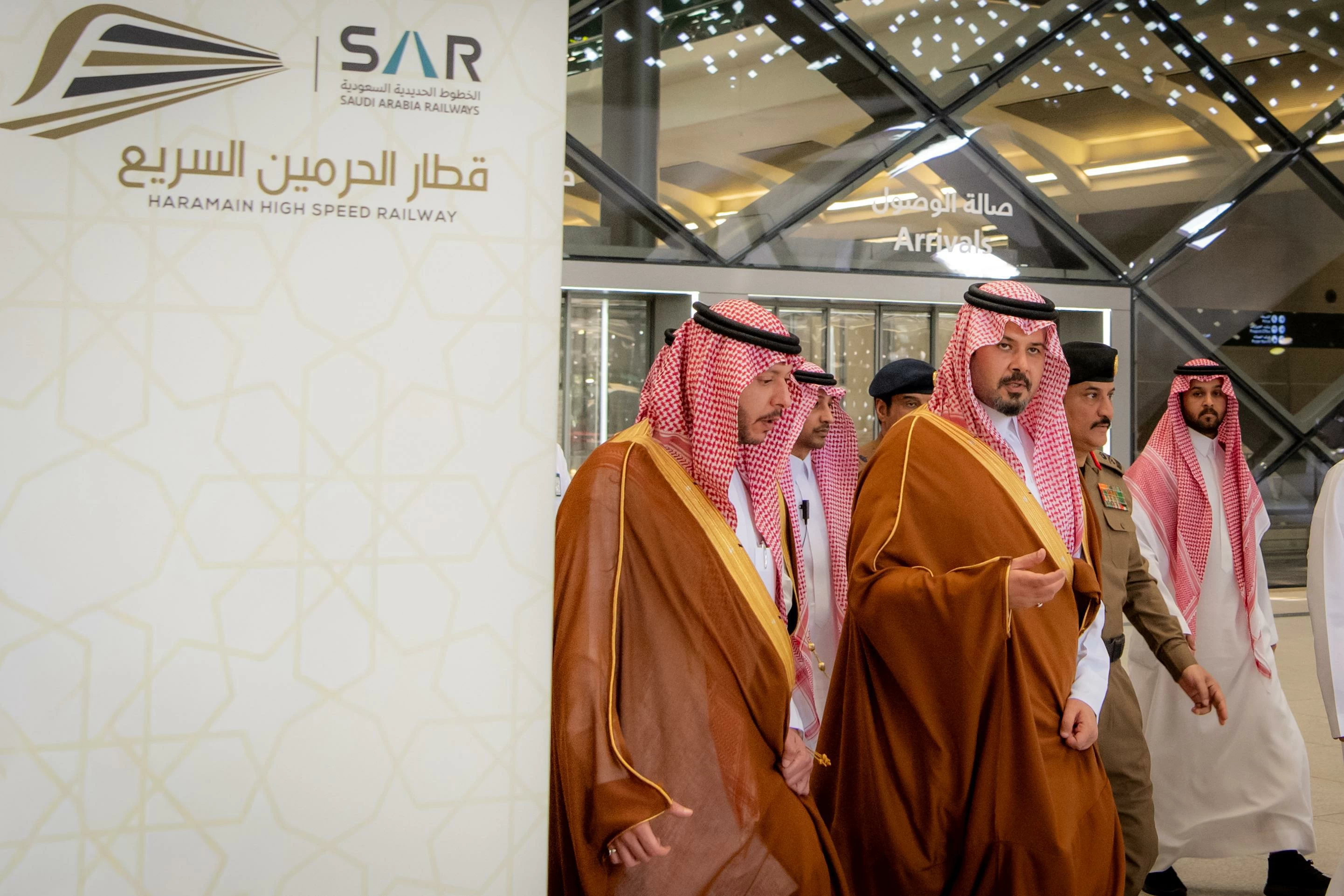 أمير المدينة المنورة يتفقد محطة قطار الحرمين