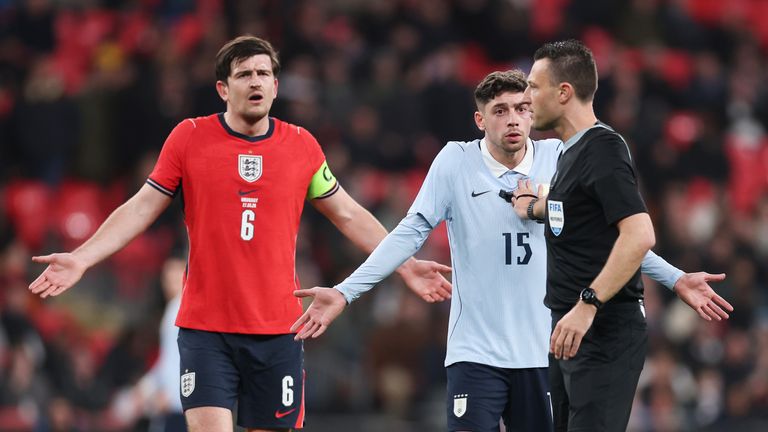 Débat sur l'arbitrage lors du match Angleterre-Uruguay