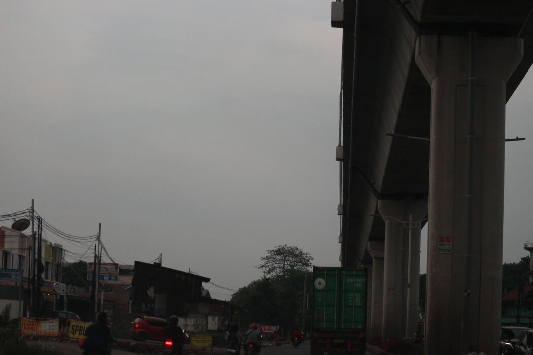 احتراق سيارة في جاكرتا: حادث يثير قلق السائقين