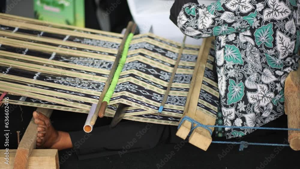تعزيز صناعة النسيج التقليدي في إندونيسيا