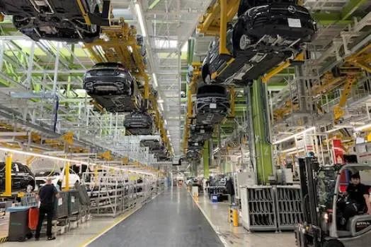 Manufacturing Growth in Eurozone Hits 4-Year High