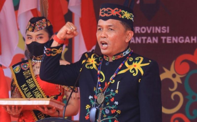 تكريم حاكم كاليمانتان الوسطى بجائزة أفضل قائد