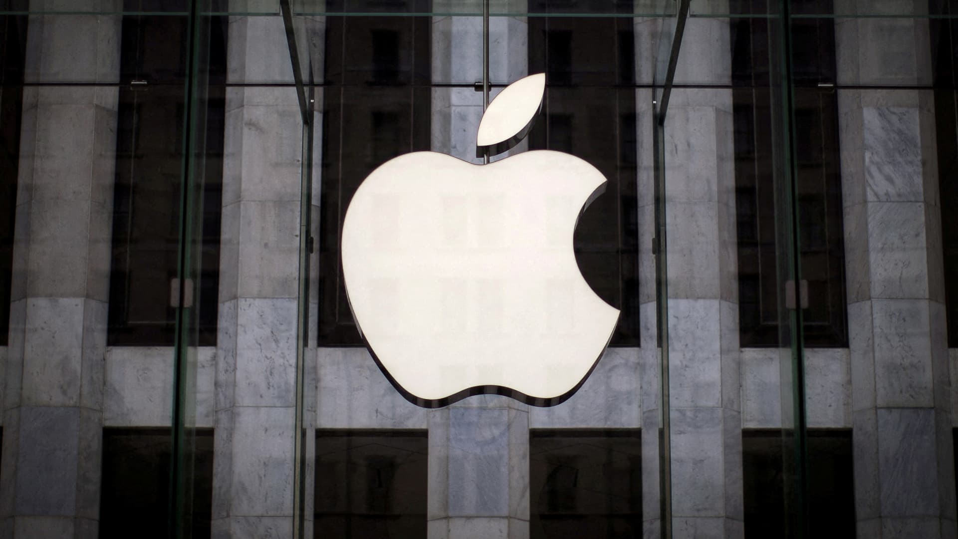 تأخير هواتف آيفون القابلة للطي يؤثر على أسهم آبل