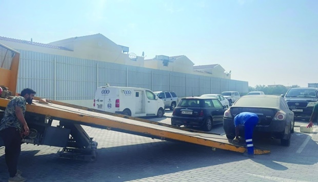 رفع السيارات المهملة من الشوارع وحجزها قانونيًا