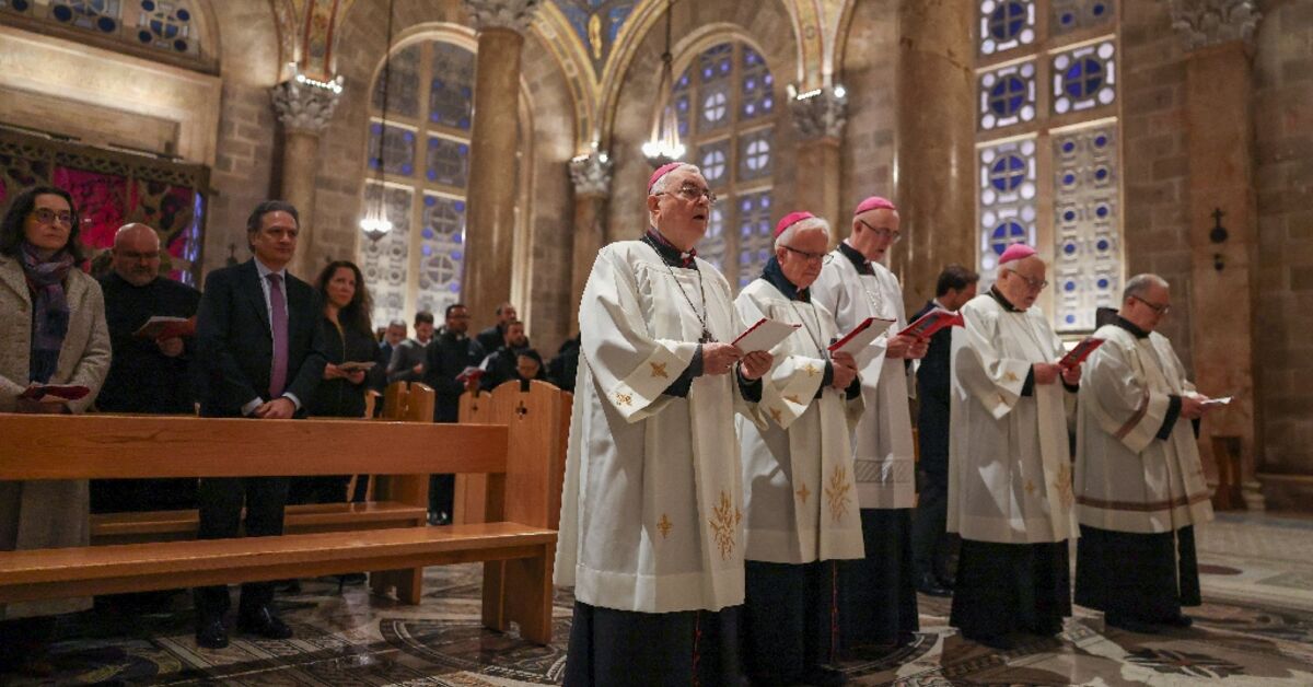 نتنياهو يمنح البطريرك اللاتيني وصولاً إلى كنيسة القيامة