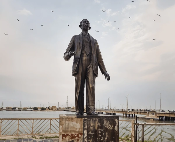 Explore Symbols and Myths in Modern Arabic Poetry