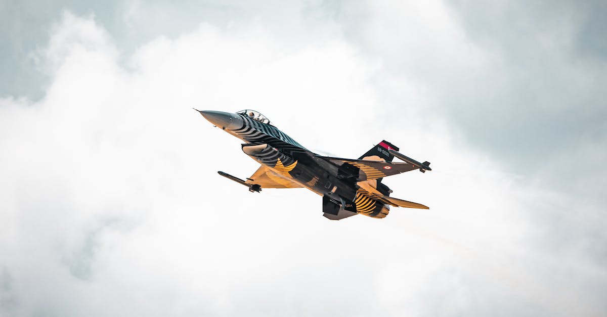 تصعيد عسكري في إيران: قصف منشآت بتروكيماوية وجامعات