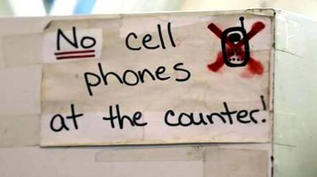 Bars et restaurants sans téléphones : une tendance croissante