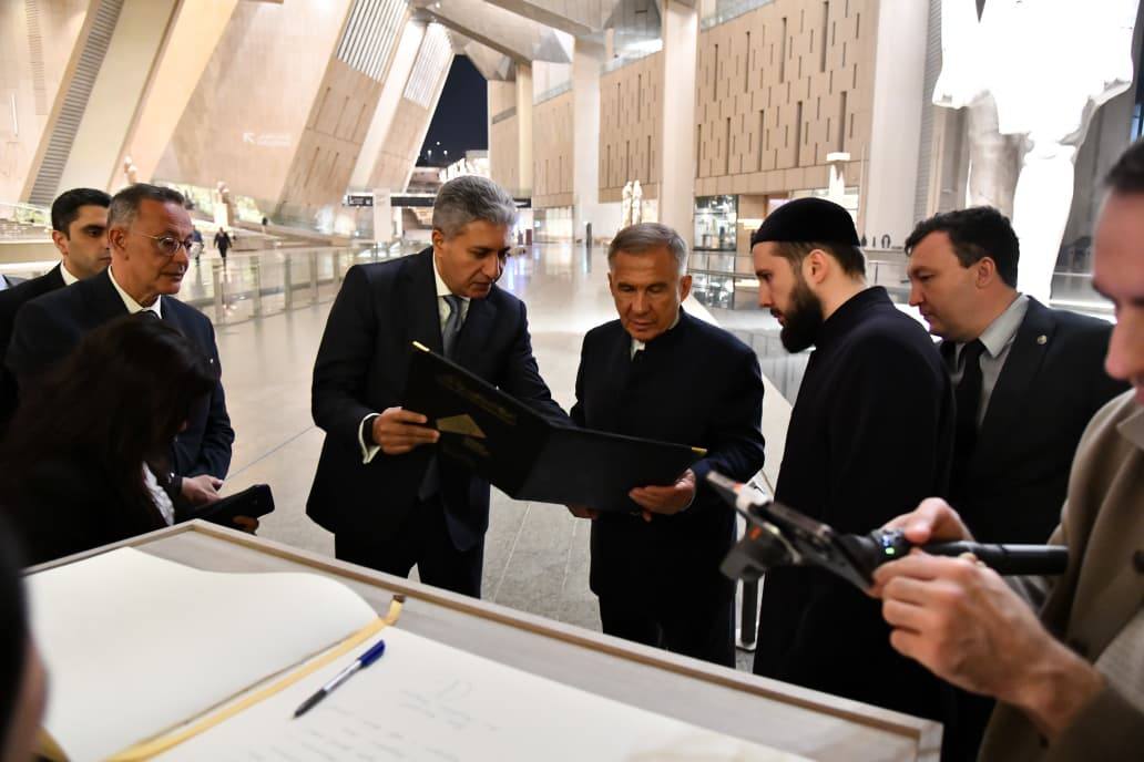 جولة وزير السياحة المصري مع رئيس تتارستان في المتحف الكبير