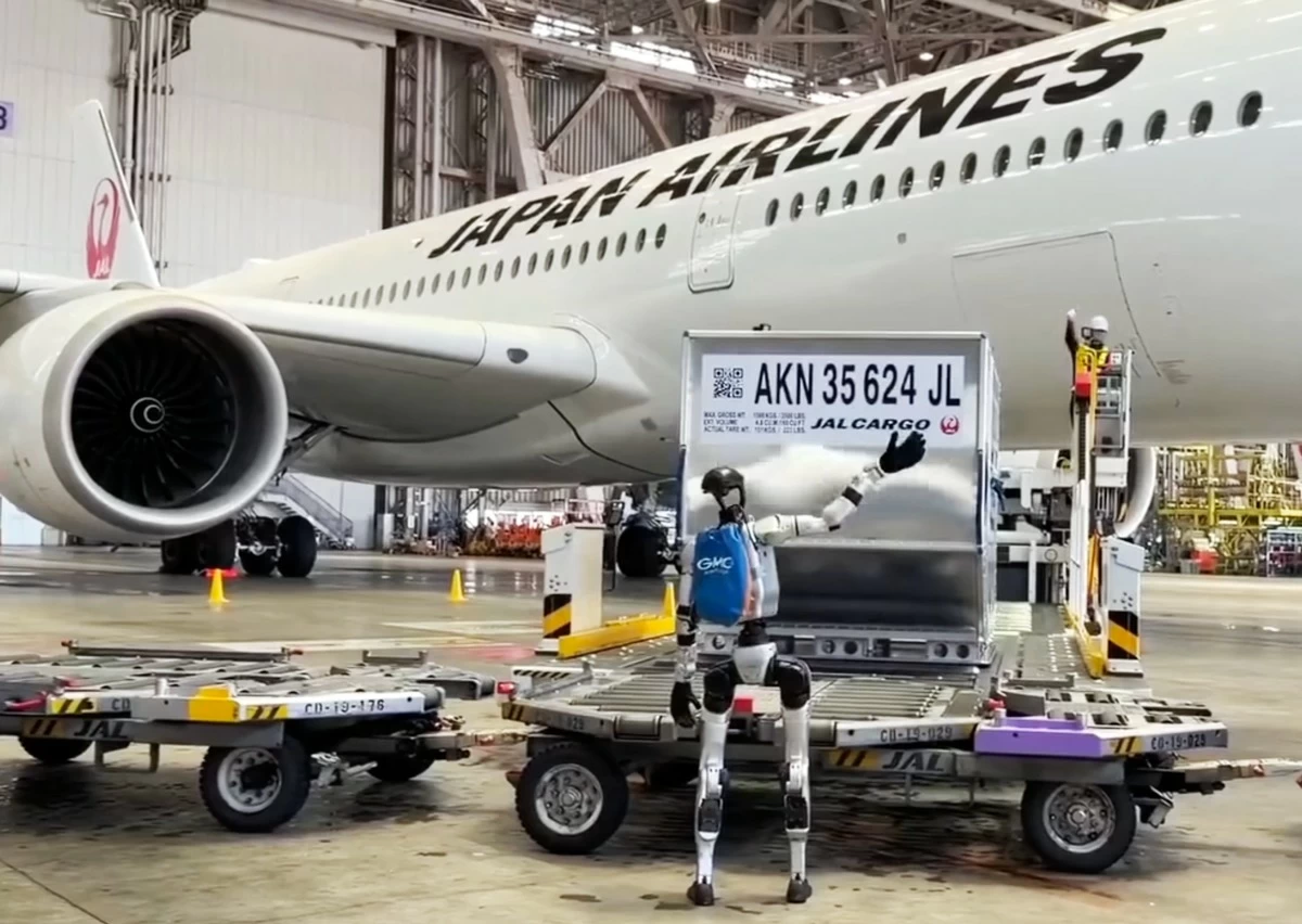 روبوتات بشرية الشكل في مطار هانيدا الياباني