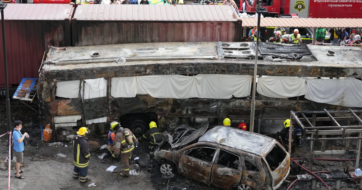 حادثة تصادم قطار وحافلة في بانكوك