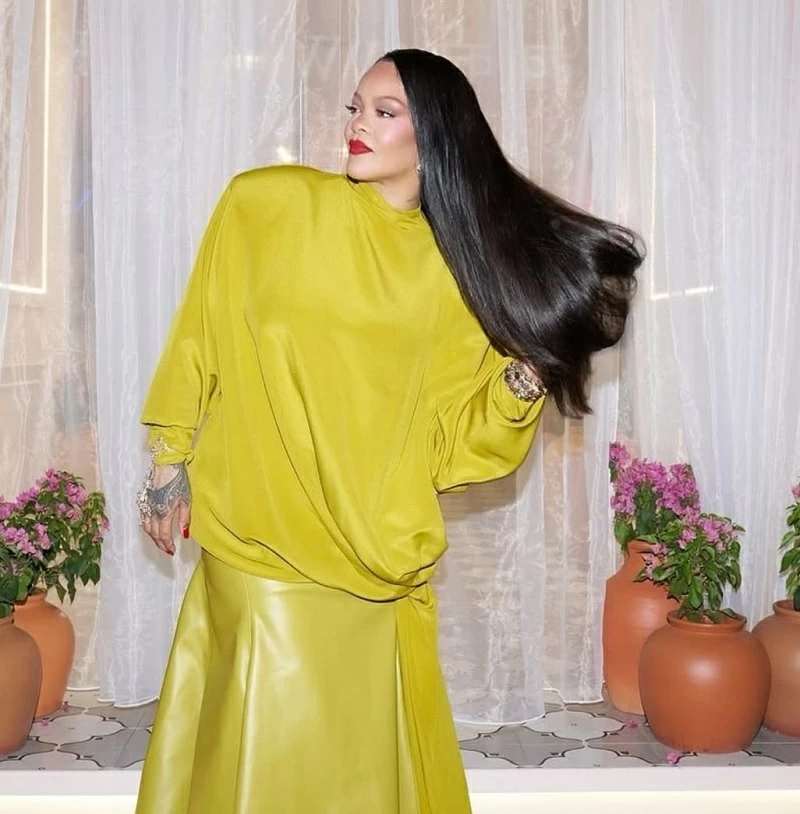 إطلالة ريهانا الخردلية في مومباي