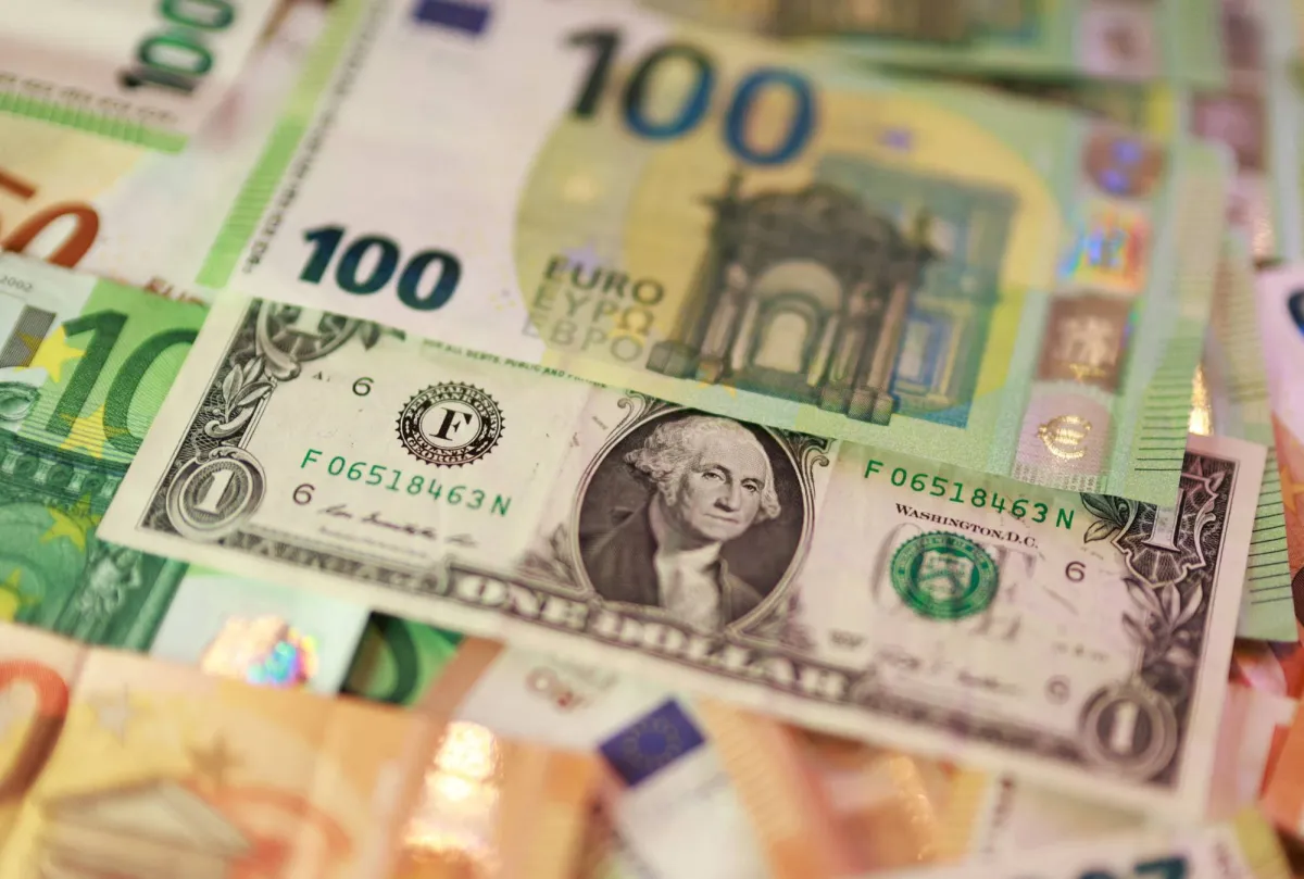 Dollar Achieves Largest Monthly Gains Amid Middle East Tensions