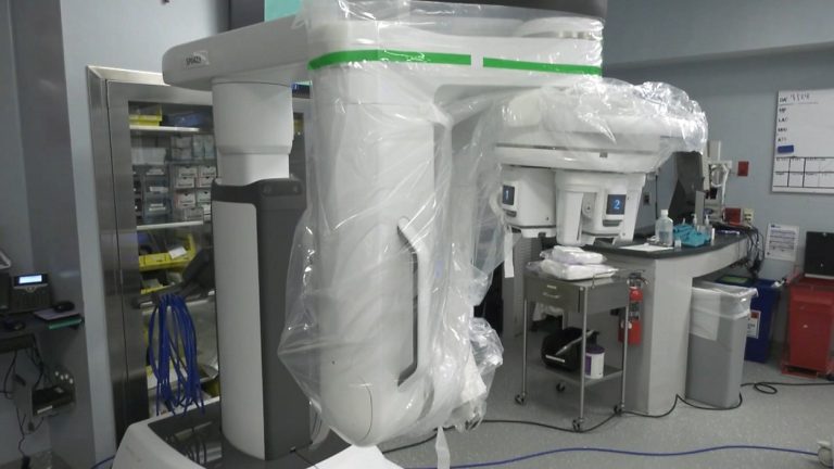 روبوتات جراحية صينية تعالج المرضى عن بُعد