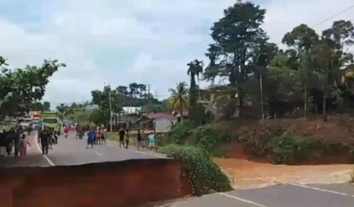 انزلاق أرضي يغلق الطريق الوطني بين بادان ومدين