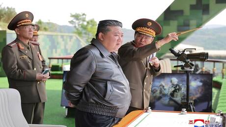 كوريا الشمالية تختبر وحدات المشاة الخفيفة تحت إشراف كيم جونغ أون