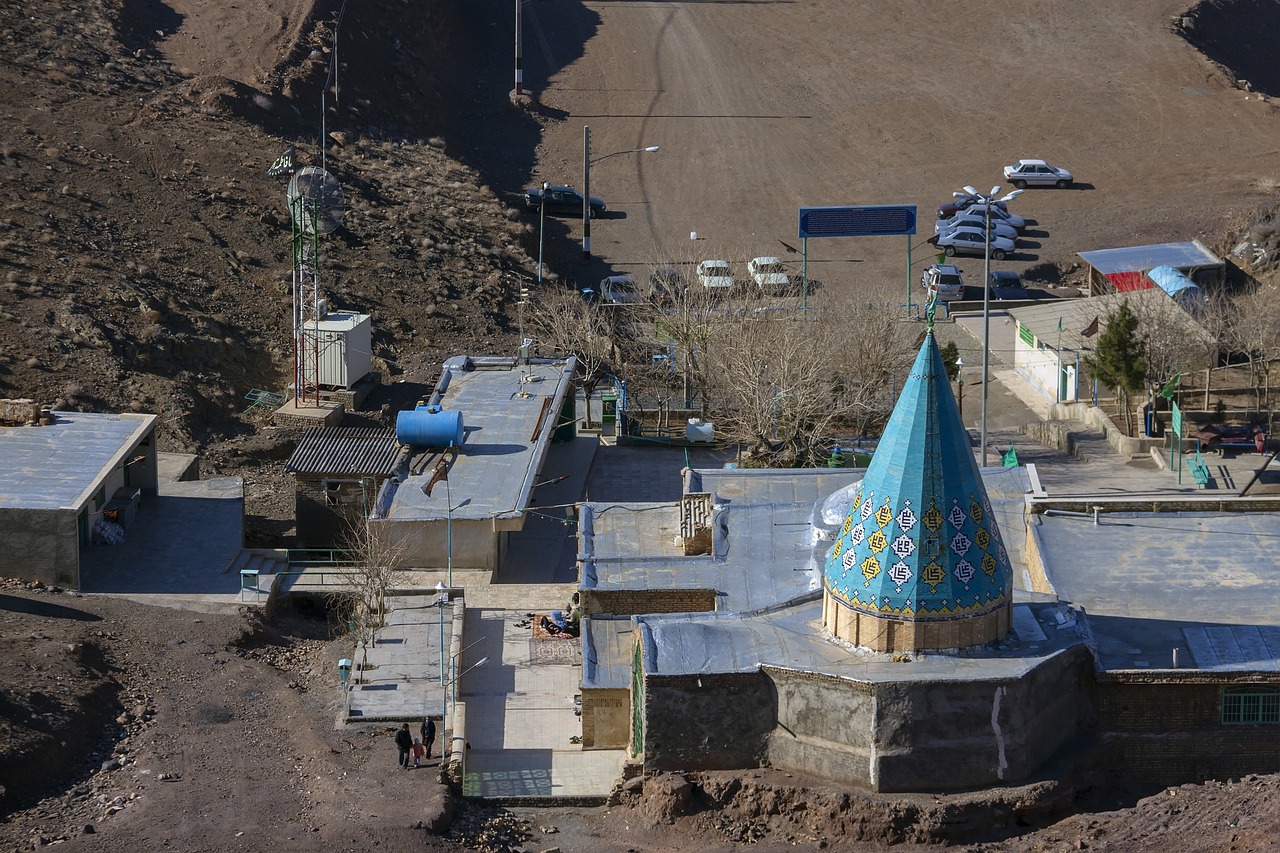 الحوزة العلمية ودورها في دعم النظام الإيراني