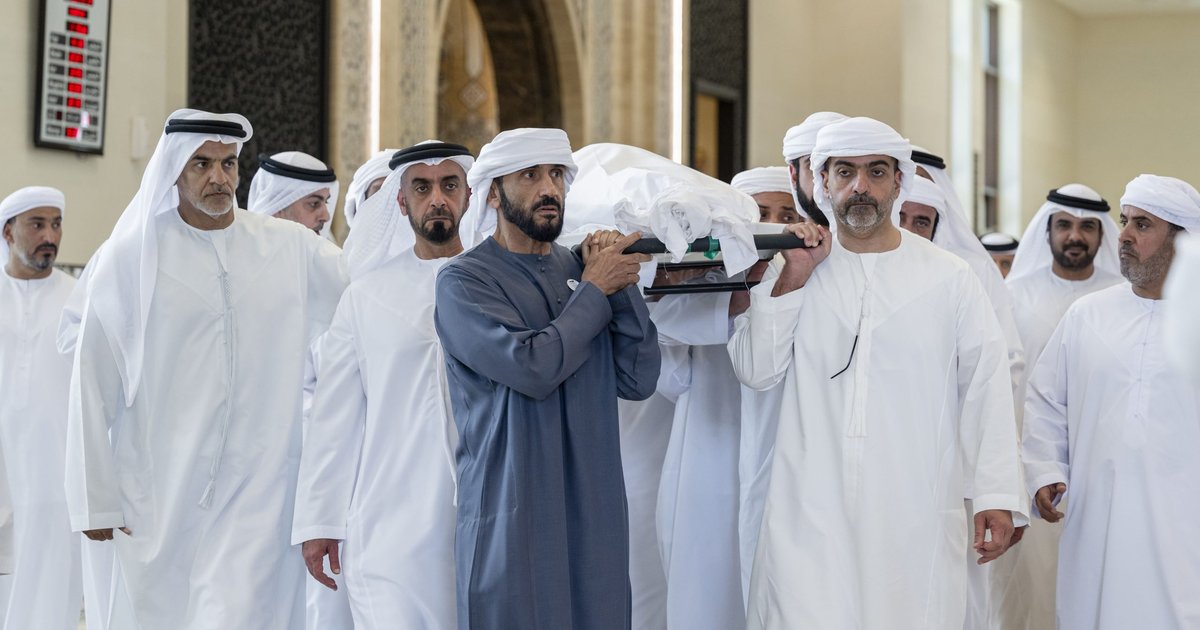 حاكم أم القيوين يعزي في وفاة سلطان سعيد بن عسكور العليلي