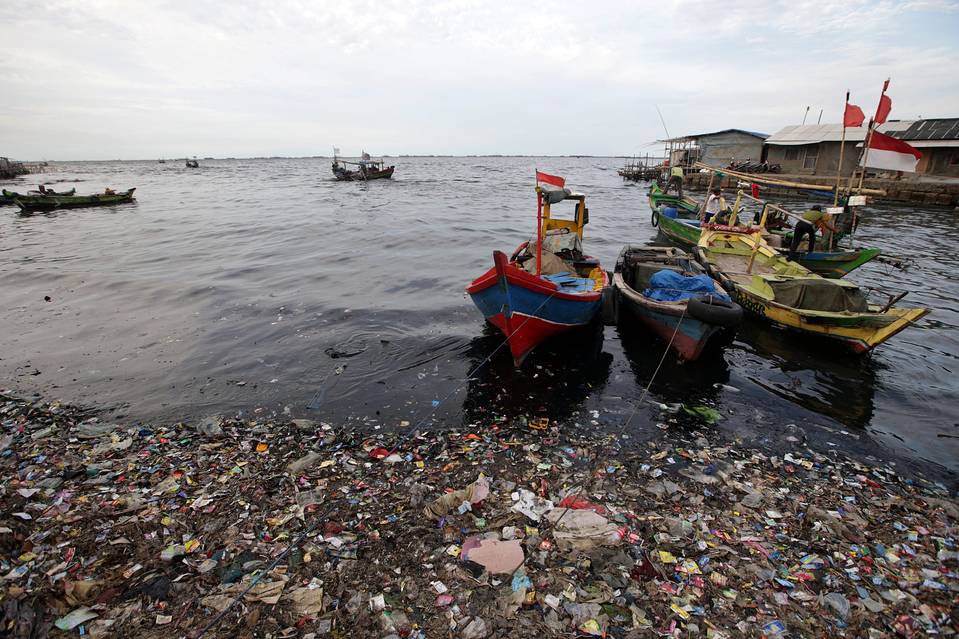 إندونيسيا تواجه أزمة ارتفاع أسعار البلاستيك