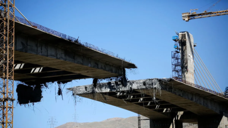 غارة جوية تستهدف جسر "بي 1" في كرج غربي طهران