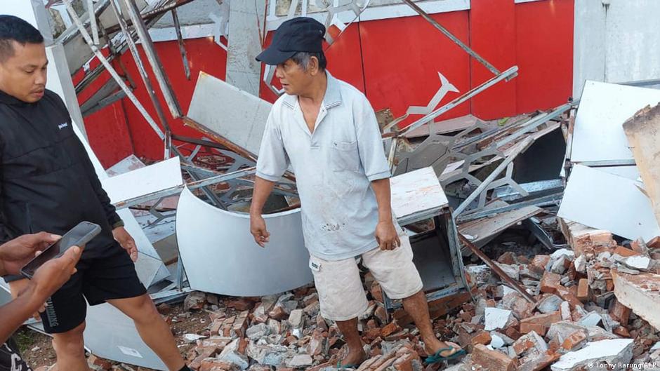 Strong earthquake hits Indonesia, raises tsunami concerns