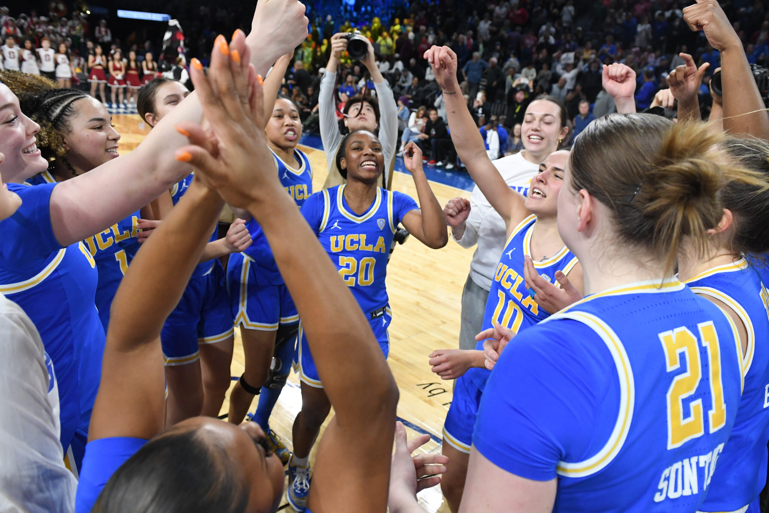 UCLA تحقق أول ألقابها الوطنية بفضل لورين بيتس