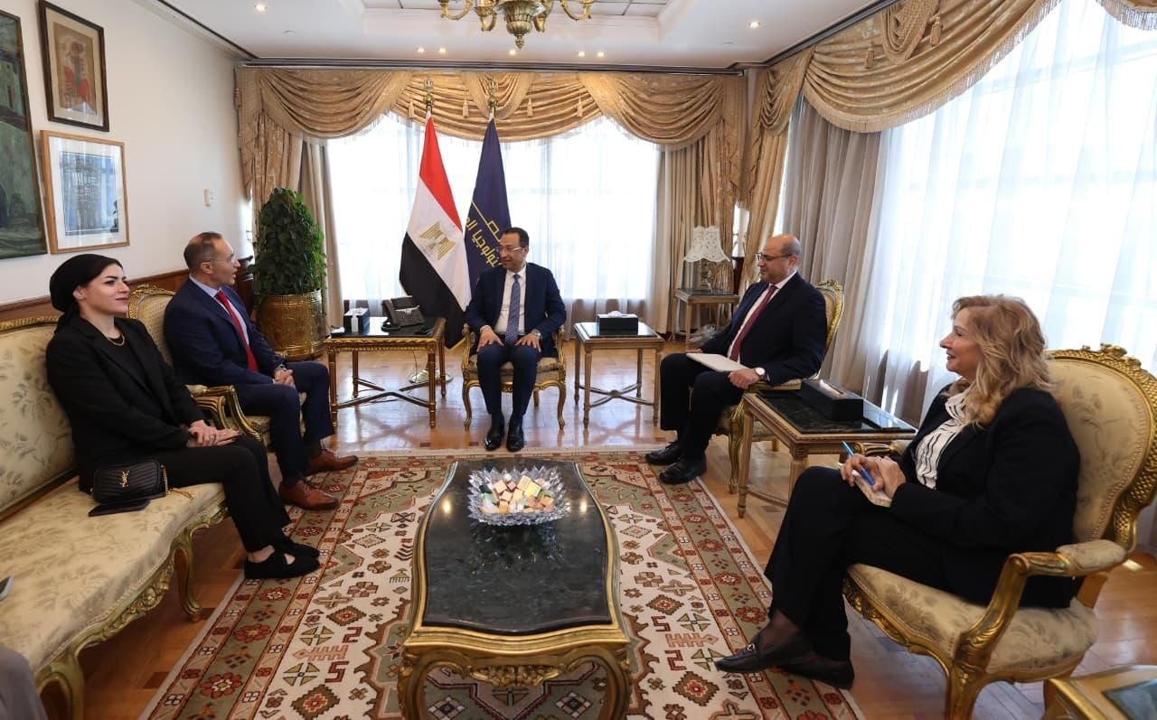 تعزيز التعاون في الذكاء الاصطناعي بين وزارة الاتصالات وإنتل