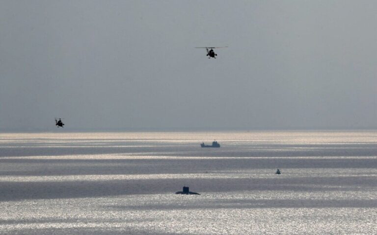 الجيش الأميركي يبدأ إزالة الألغام في هرمز