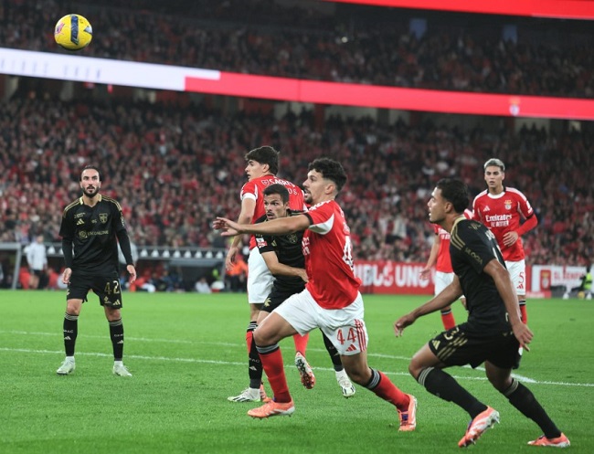 مورينيو يعترف بخسارة لقب الدوري البرتغالي بعد تعادل بنفيكا