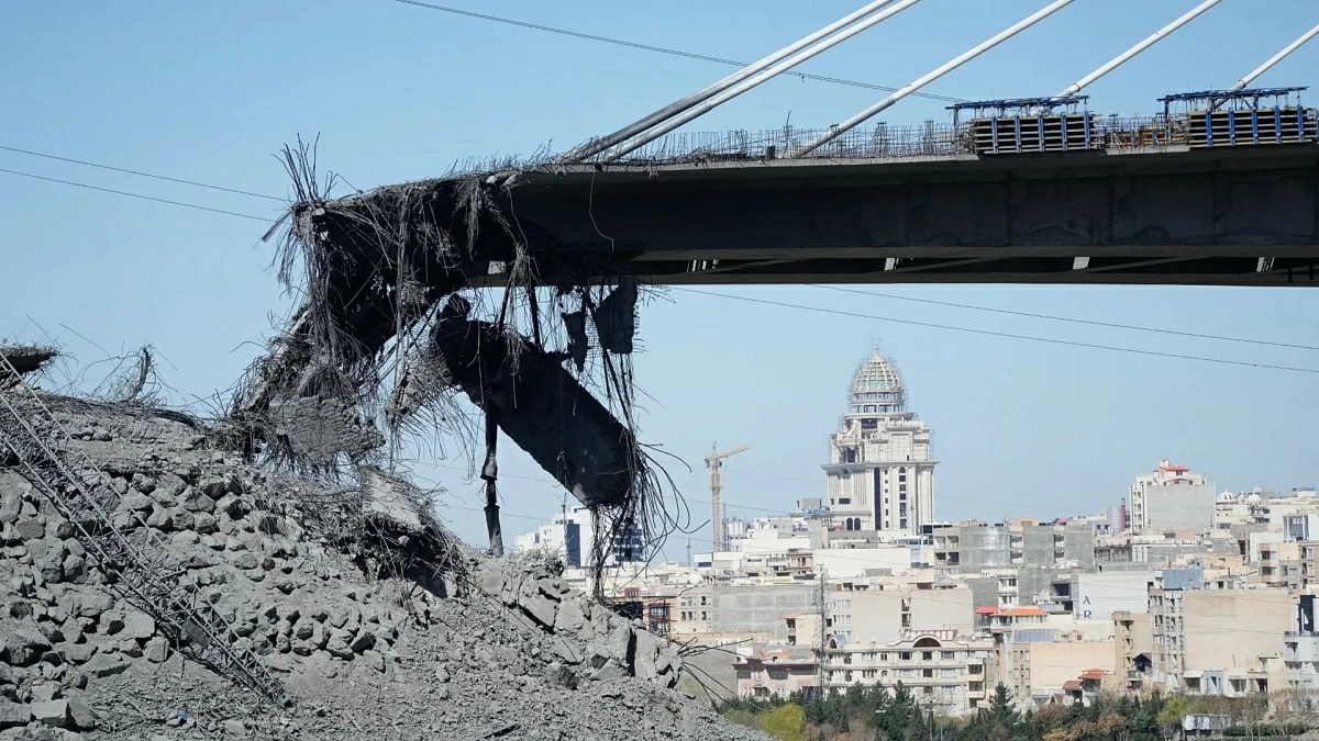 غارات أمريكية إسرائيلية تستهدف البنية التحتية الإيرانية