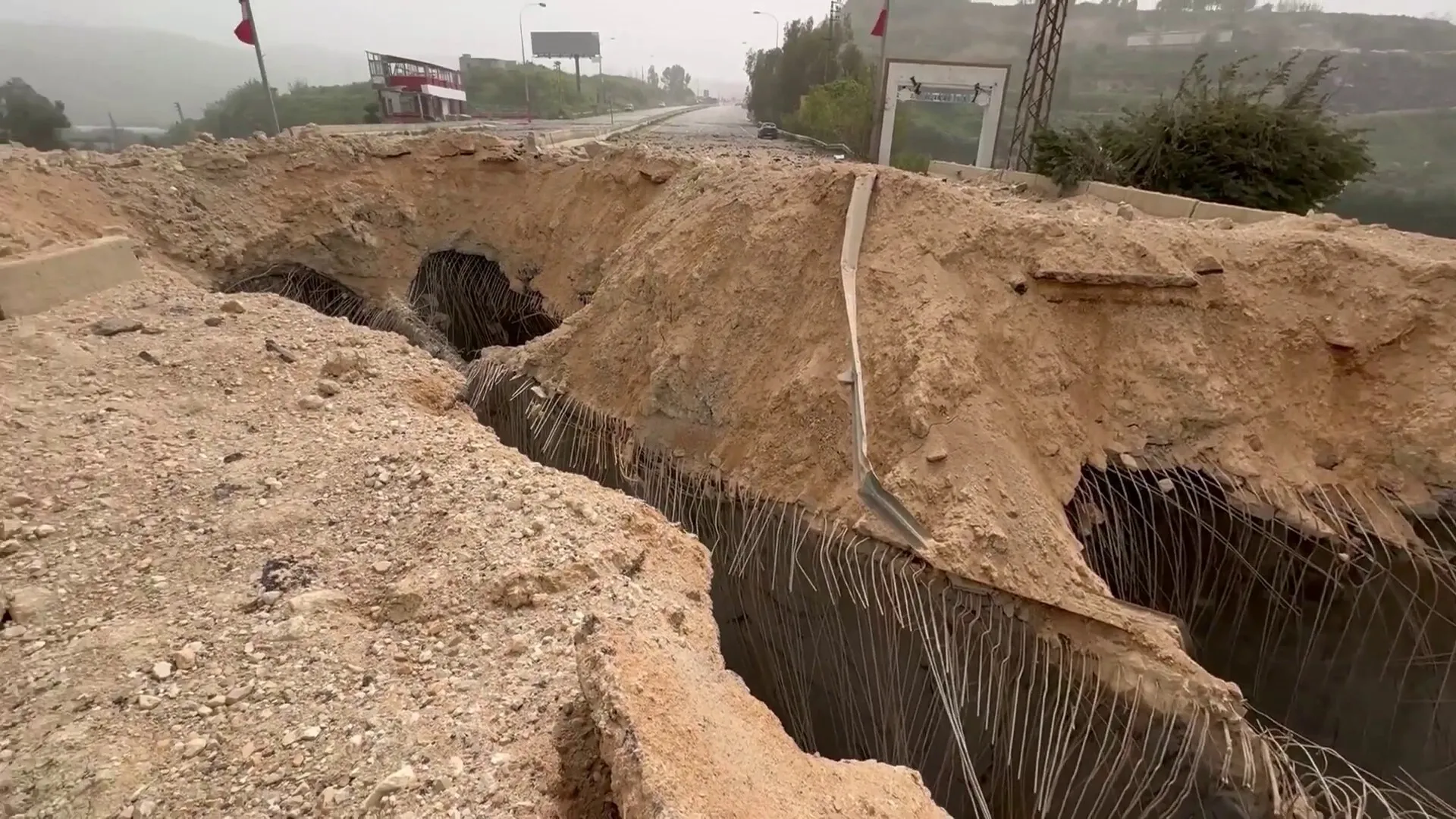 استهداف الجسور في جنوب لبنان وتأثيره على المدنيين
