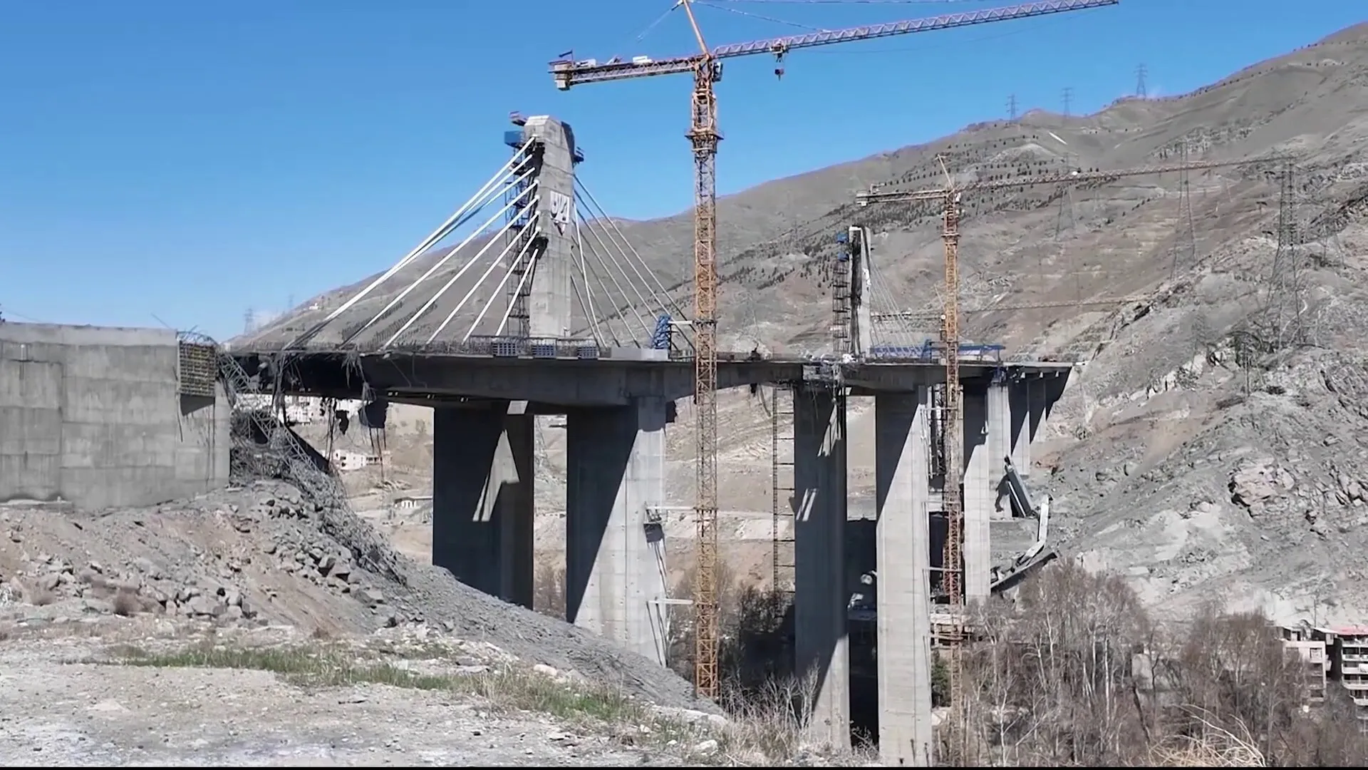 غارات أمريكية تدمر جسر "بي 1" في كرج