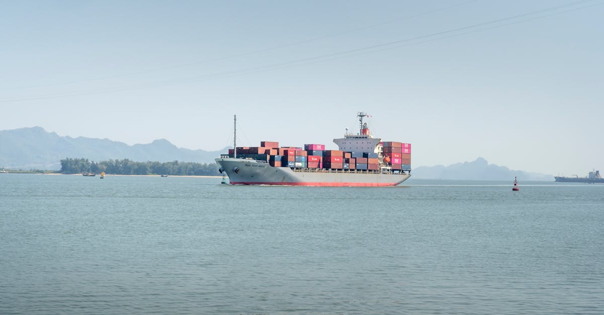 إيران تهدد بوقف الملاحة في مضيق هرمز