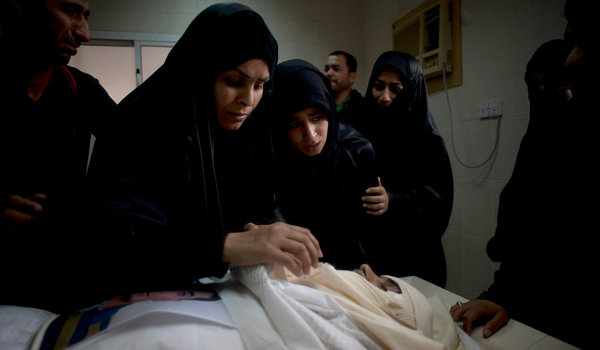 Inspecter les maisons endommagées à Sitra - Agression iranienne