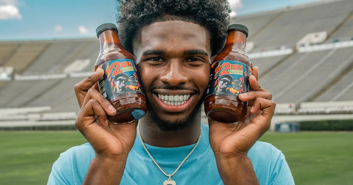 شيدور ساندرز يعود إلى الرقم 2 في موسم 2026