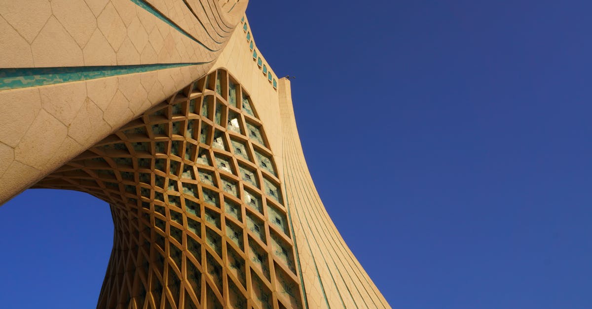 تحول ترامب تجاه إيران: من العصر الحجري إلى الذهبي