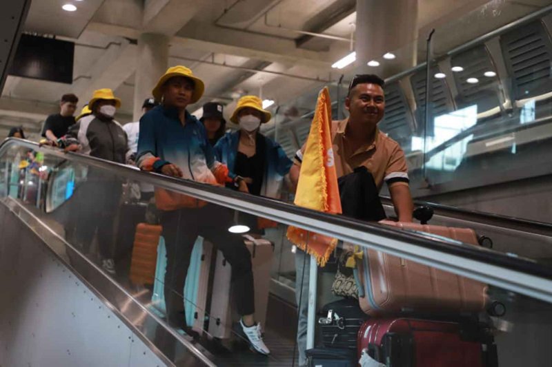 سلم مطار بانكوك: رمز الحزن والحنين