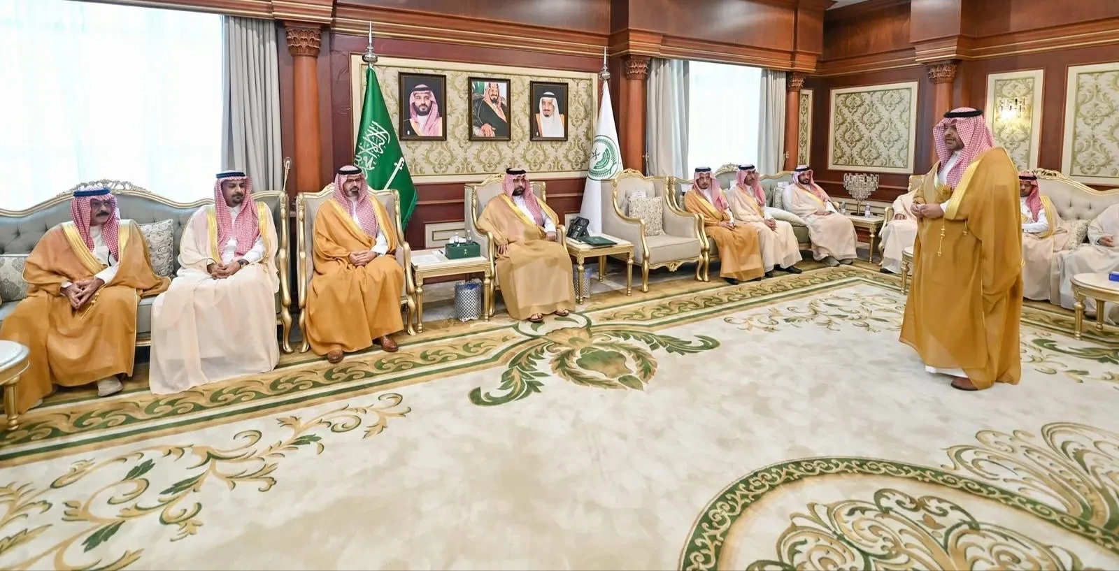أمير جازان يلتقي المحافظين لتعزيز التنمية المحلية
