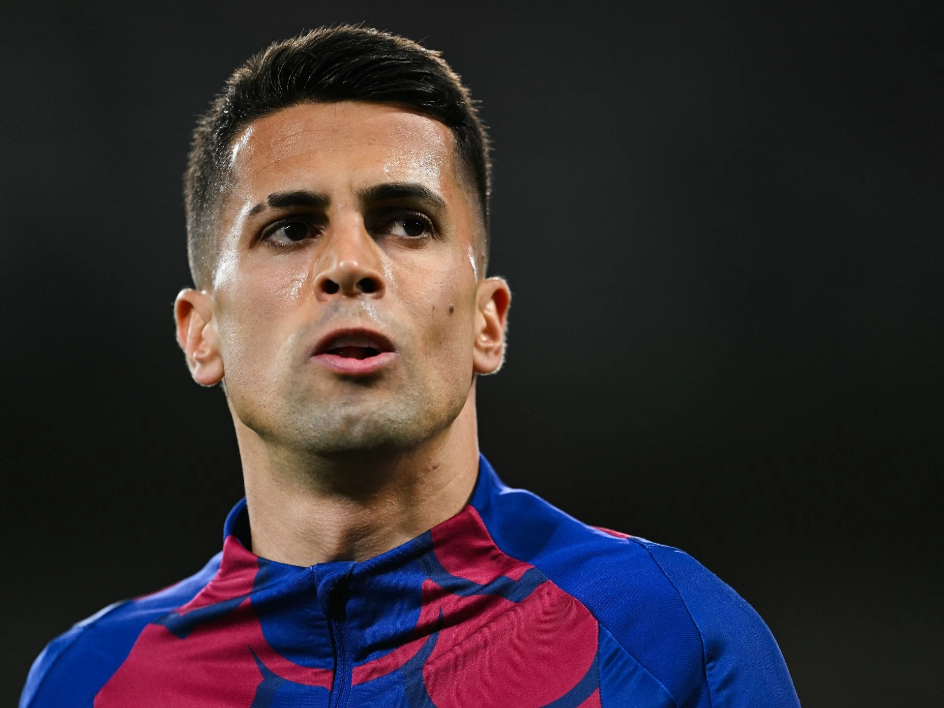 Cancelo face à un choix entre Benfica et Barcelone