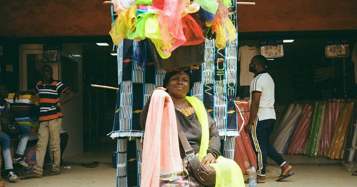 سوق أجامي في أبيدجان: وجهة تسوق للملابس المستعملة