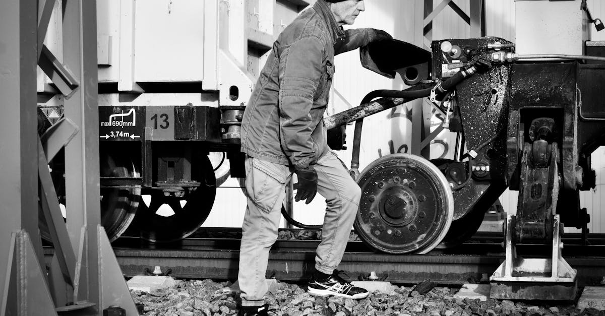 تحذير إسرائيلي للمواطنين الإيرانيين بشأن استخدام القطارات