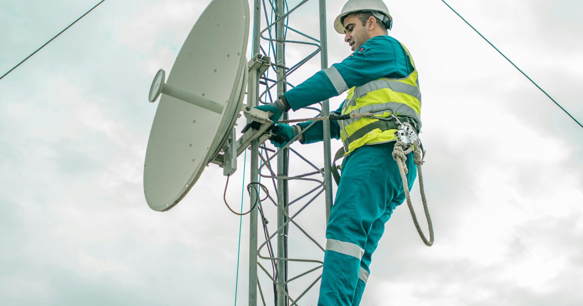 زيارة وزير العمل المصري إلى قبرص مع أول عامل مصري
