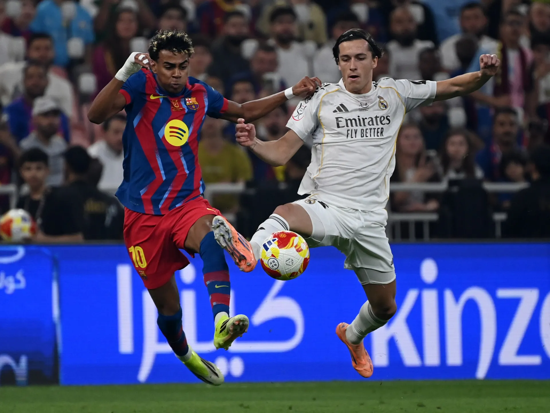 مواجهة برشلونة وريال مدريد في كلاسيكو الدوري الإسباني